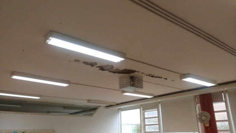 Un instituto de Valencia tiene goteras desde que se estrenó Un instituto de Valencia tiene goteras desde que se estrenó