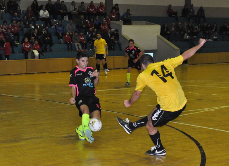 El jugador del Nueva Elda F. S. Javier Amorós disparando a puerta El jugador del Nueva Elda F. S. Javier Amorós disparando a puerta