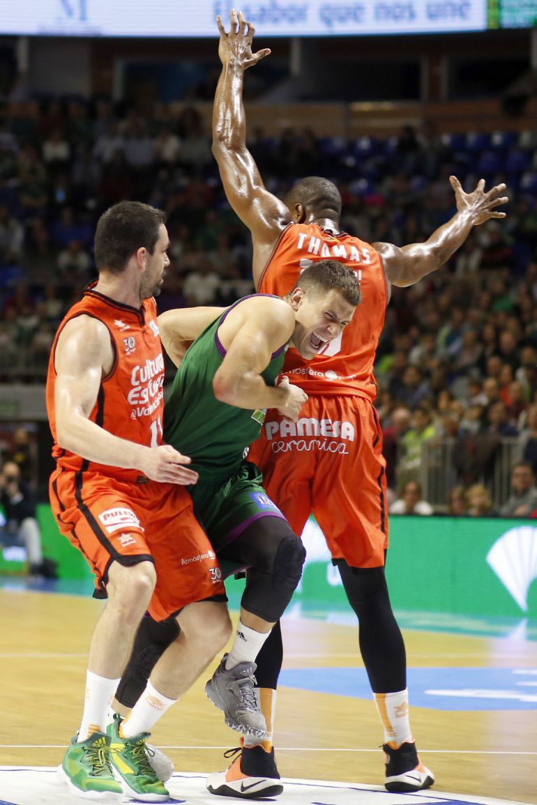 GRA184. MÁLAGA. El escolta servio del Unicaja Nemanja Nedovic (c) intenta pasar entre el escolta Rafa Martinez (i) y ala-pívot georgiano Will Thomas (d), del Valencia Basket, durante el partido de la duodécima jornada de la Liga ACB que se disputa esta tarde en el Palacio de los Deportes Jose María Martín Carpena, en Málaga. EFE, Carlos Díaz GRA184. MÁLAGA. El escolta servio del Unicaja Nemanja Nedovic (c) intenta pasar entre el escolta Rafa Martinez (i) y ala-pívot georgiano Will Thomas (d), del Valencia Basket, durante el partido de la duodécima jornada de la Liga ACB que se disputa esta tarde en el Palacio de los Deportes Jose María Martín Carpena, en Málaga. EFE, Carlos Díaz