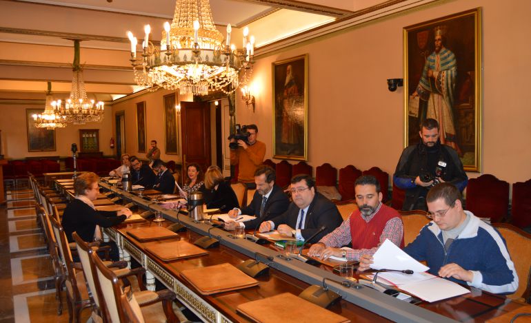 Un momento de la cuarta sesión de la Comisión de investigación de Aquagest en el Ayuntamiento de Oviedo. Salón de Plenos. Un momento de la cuarta sesión de la Comisión de investigación de Aquagest en el Ayuntamiento de Oviedo. Salón de Plenos.