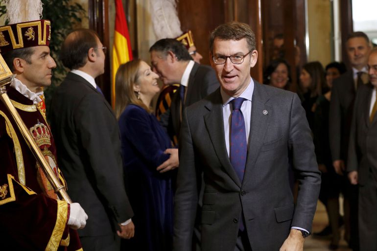 El presidente de la Xunta de Galicia, Alberto Núñez Feijóo, tras saludar a los presidentes del Congreso, Ana Pastor, y del Senado, Pío García, Escudero, durante el acto celebrado en la Cámara Baja con motivo del 38 aniversario de la Constitución El presidente de la Xunta de Galicia, Alberto Núñez Feijóo, tras saludar a los presidentes del Congreso, Ana Pastor, y del Senado, Pío García, Escudero, durante el acto celebrado en la Cámara Baja con motivo del 38 aniversario de la Constitución