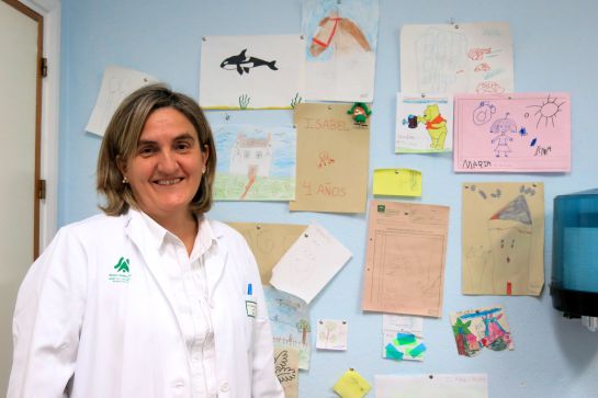 Auxiliadora Mazuecos posa junto a los dibujos colgados en la consulta de Nefrología Auxiliadora Mazuecos posa junto a los dibujos colgados en la consulta de Nefrología