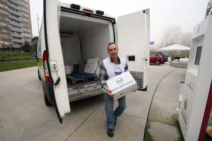 Recogida de alimentos en la Cúpula del Milenio Recogida de alimentos en la Cúpula del Milenio