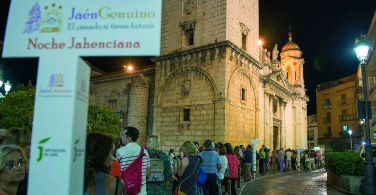 Colas para visitar la Basílica Menor de San Ildefonso durante la 'Noche Jahenciana'. Colas para visitar la Basílica Menor de San Ildefonso durante la 'Noche Jahenciana'.