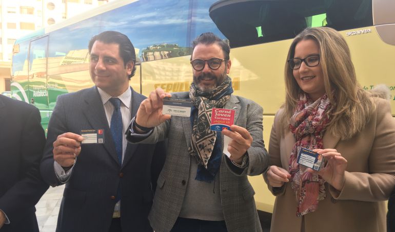 De derecha izquierda, la coordinadora provincial del Instituto Andaluz de la Juventud, Ana Morillo, el delegado de Fomento, Rafel Valdivielso y Jose María García, responsable de La Sepulvedana. De derecha izquierda, la coordinadora provincial del Instituto Andaluz de la Juventud, Ana Morillo, el delegado de Fomento, Rafel Valdivielso y Jose María García, responsable de La Sepulvedana.