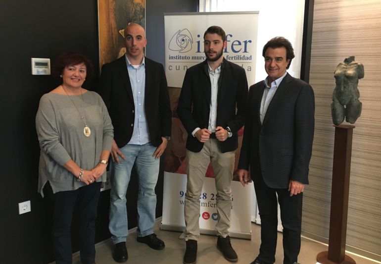 El Dr. Antonio Callizo, ha recibido en las instalaciones de IMFER a Davíd Álvarez, acompañado de su madre y hermano. El Dr. Antonio Callizo, ha recibido en las instalaciones de IMFER a Davíd Álvarez, acompañado de su madre y hermano.