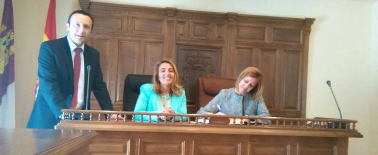 Foto extraída de la cuenta de Facebook del PP de Alberche. En ella, la alcadesa Ana Rivelles (centro) y María Dolores de Cospedal (izq.) que visitó el ayuntamiento en mayo Foto extraída de la cuenta de Facebook del PP de Alberche. En ella, la alcadesa Ana Rivelles (centro) y María Dolores de Cospedal (izq.) que visitó el ayuntamiento en mayo
