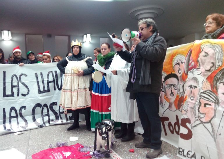 Afectados por la venta de viviendas sociales a fondos buitre en el hall de la Consejería de Vivienda. Afectados por la venta de viviendas sociales a fondos buitre en el hall de la Consejería de Vivienda.