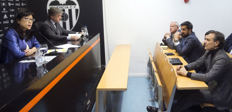 La presidenta del Valencia CF, Layhoon Chan (izquierda), y el director deportivo, Jesús García Pitarch (segunda por la izquierda), durante la rueda de prensa que han ofrecido esta tarde con asistencia entre otros del entrenador del Valencia, Cesare Prandelli (derecha). La presidenta del Valencia CF, Layhoon Chan (izquierda), y el director deportivo, Jesús García Pitarch (segunda por la izquierda), durante la rueda de prensa que han ofrecido esta tarde con asistencia entre otros del entrenador del Valencia, Cesare Prandelli (derecha).