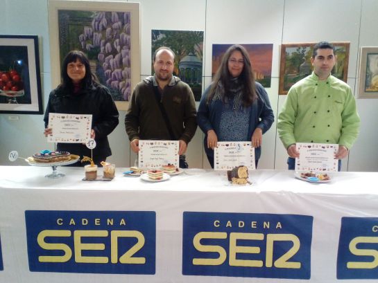Los ganadores y finalistas posan delante de sus creaciones Los ganadores y finalistas posan delante de sus creaciones