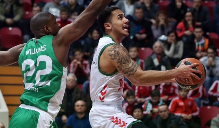 Shane Larkin, uno de los más destacados, realiza una penetración ante la defensa de Latavious Williams. Shane Larkin, uno de los más destacados, realiza una penetración ante la defensa de Latavious Williams.