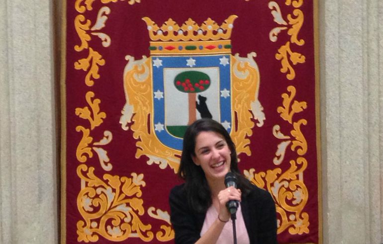 Lágrimas de alegría de Rita Maestre en la plaza de la Villa al conocer la noticia de su absolución. Lágrimas de alegría de Rita Maestre en la plaza de la Villa al conocer la noticia de su absolución.