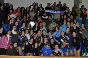 Las jugadoras lo celebraron con la afición Las jugadoras lo celebraron con la afición