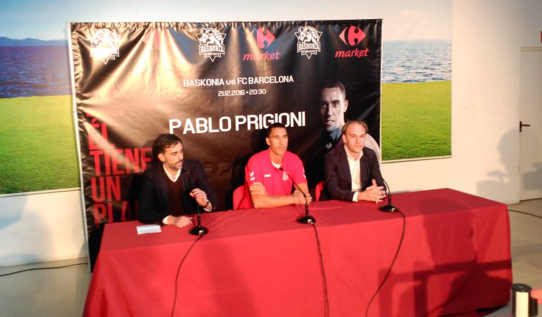 Pablo Prigioni, durante su presentación, flanqueado por Félix Fernández, director deportivo, y el director de comunicación. Pablo Prigioni, durante su presentación, flanqueado por Félix Fernández, director deportivo, y el director de comunicación.