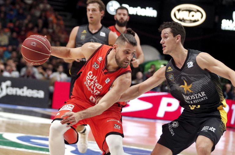 El escolta francés del Valencia Basket, Pierre Oriola (i), trata de evitar la defensa del base del Iberostar Tenerife, Rodrigo San Miguel (d), durante el partido correspondiente a la 13 jornada de la Liga ACB jugado esta noche en el pabellón de la Fuente de San Luis de Valencia. EFE-Manuel Bruque El escolta francés del Valencia Basket, Pierre Oriola (i), trata de evitar la defensa del base del Iberostar Tenerife, Rodrigo San Miguel (d), durante el partido correspondiente a la 13 jornada de la Liga ACB jugado esta noche en el pabellón de la Fuente de San Luis de Valencia. EFE-Manuel Bruque