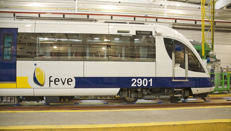 Uno de los trenes de ancho métrico rotulado con el nombre de la desaparecida FEVE.