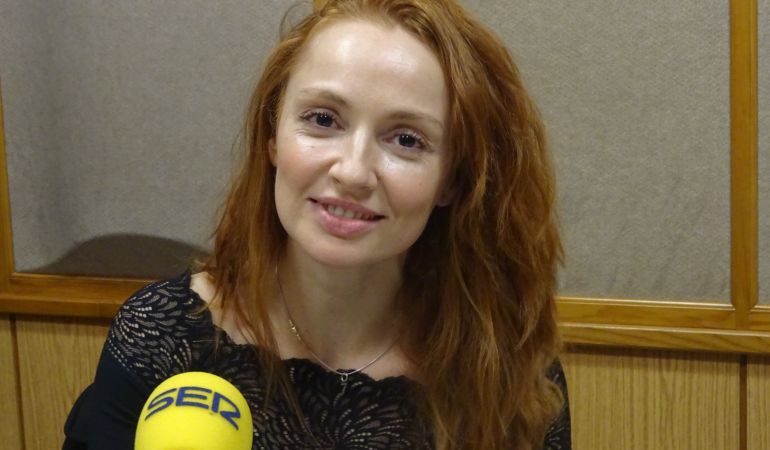 La actriz y cantante Cristina Castaño en el estudio de Radio Sevilla La actriz y cantante Cristina Castaño en el estudio de Radio Sevilla