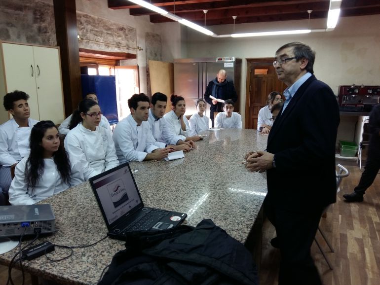 Un centenar de estudiantes de Hostelería de Valladolid y Salamanca aprenden a cocinar el Mejor Torrezno Un centenar de estudiantes de Hostelería de Valladolid y Salamanca aprenden a cocinar el Mejor Torrezno