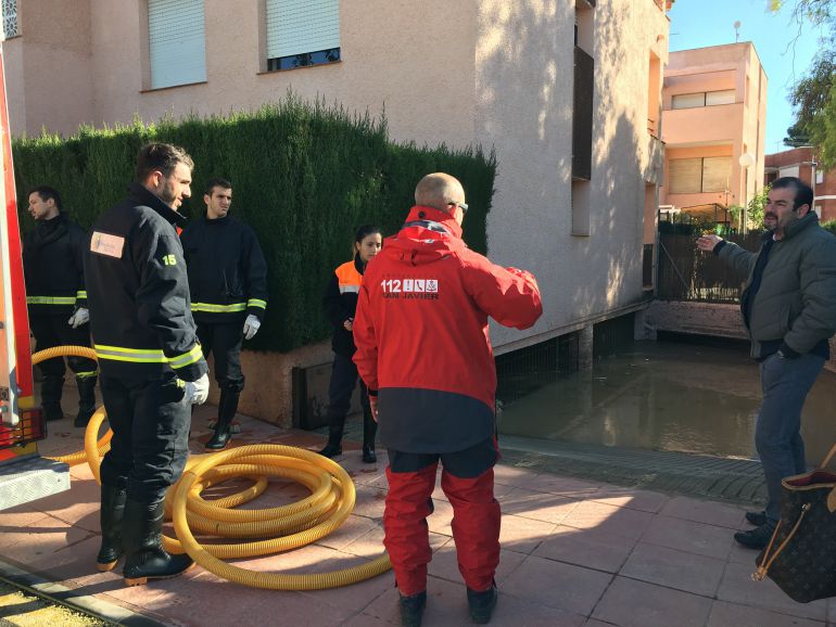 Emergencias recibe refuerzos para las labores de achique de agua en sótanos Emergencias recibe refuerzos para las labores de achique de agua en sótanos