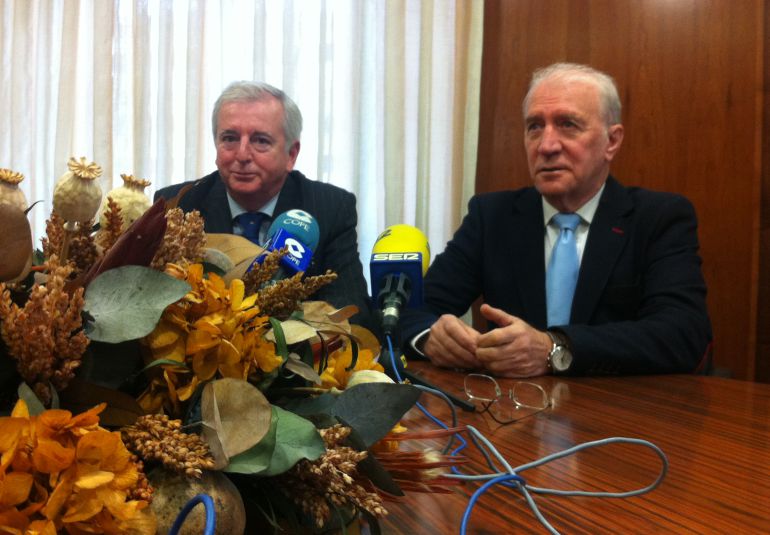 El presidente del Consejo para la defensa del contribuyente, Javier Martin Fernández (i) junto al presidente de la asociación de asesores fiscales de Segovia Víctor Fernández (D). El presidente del Consejo para la defensa del contribuyente, Javier Martin Fernández (i) junto al presidente de la asociación de asesores fiscales de Segovia Víctor Fernández (D).