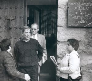 Vargas Llosa a las puertas del museo. Vargas Llosa a las puertas del museo.