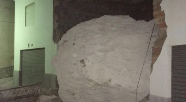 La roca ha destrozado por completo 5 viviendas La roca ha destrozado por completo 5 viviendas