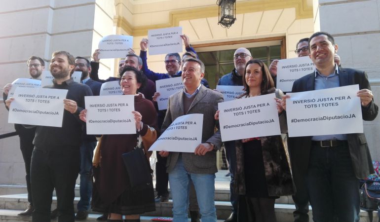 La oposición en la Diputación -PSOE, Compromís y EU- han protestado tras el pleno para pedir "inversión justa" para todos los municipios La oposición en la Diputación -PSOE, Compromís y EU- han protestado tras el pleno para pedir "inversión justa" para todos los municipios