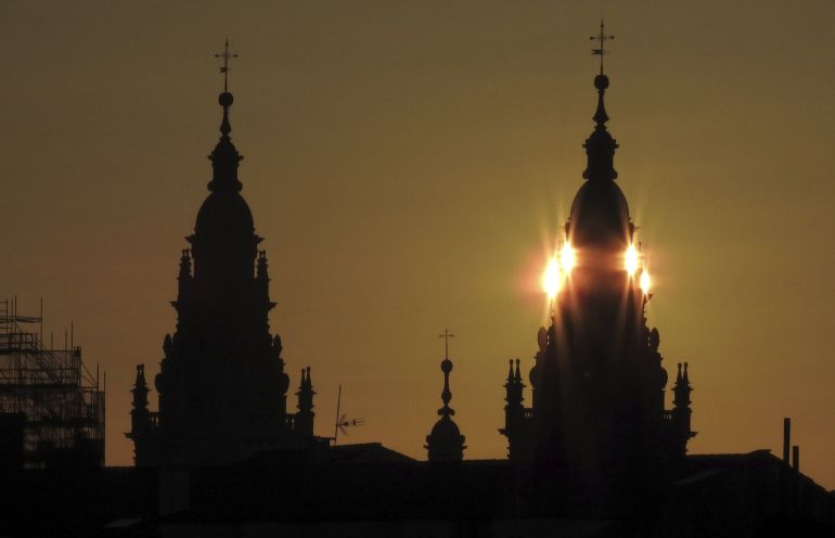 El sol se pone tras las torres de la catedral esta tarde en Santiago de Compostela, donde los cielos han estado despejados toda la jornada así como las temperaturas han sido suaves El sol se pone tras las torres de la catedral esta tarde en Santiago de Compostela, donde los cielos han estado despejados toda la jornada así como las temperaturas han sido suaves