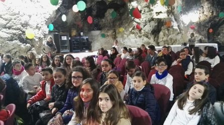 Alumnas y alumnos del colegio Arroquia-Martínez antes de su actuación Alumnas y alumnos del colegio Arroquia-Martínez antes de su actuación
