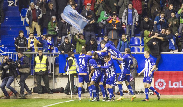 Los jugadores del Alavés celebran el primer y único gol del equipo vitoriano, durante el encuentro contra el Betis. Los jugadores del Alavés celebran el primer y único gol del equipo vitoriano, durante el encuentro contra el Betis.