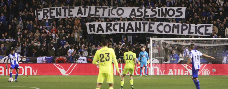 Aficionados del Deportivo muestran una pancarta de apoyo al hicha del Depor, Francisco Javier Romero "Jimmy", durante el encuentro entre el Deportivo y el Betis, partido de vuelta de los dieciseisavos de la Copa del Rey que ambos equipos juegan en el estadio de Riazor. Los Riazor Blues hacen referencia al Frente Atlético el día en que se ha conocido que la causa que investigaba su muerte y que fue instruida por el juez Pedro Marchante ha quedado archivada. Aficionados del Deportivo muestran una pancarta de apoyo al hicha del Depor, Francisco Javier Romero "Jimmy", durante el encuentro entre el Deportivo y el Betis, partido de vuelta de los dieciseisavos de la Copa del Rey que ambos equipos juegan en el estadio de Riazor. Los Riazor Blues hacen referencia al Frente Atlético el día en que se ha conocido que la causa que investigaba su muerte y que fue instruida por el juez Pedro Marchante ha quedado archivada.