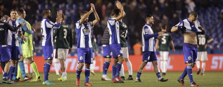 Los jugadores del Deportivo celebran su victoria por 2-0 frente al Osasuna Los jugadores del Deportivo celebran su victoria por 2-0 frente al Osasuna