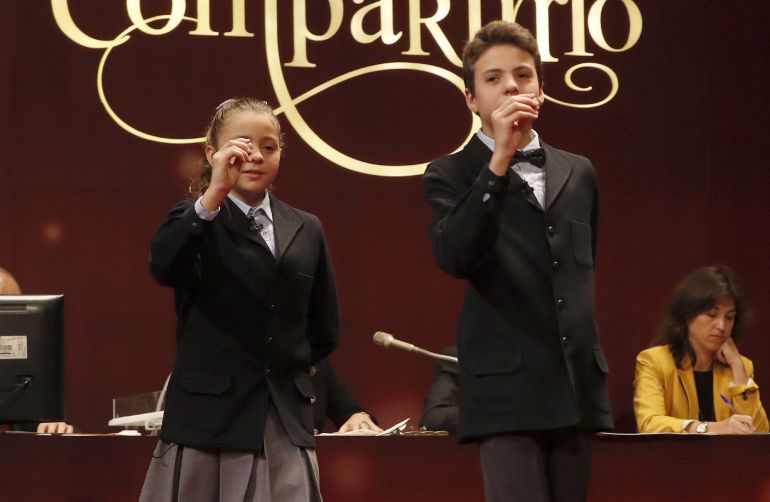Los niños de San Ildefonso muestran las bolas con el segundo de los quintos premios, dotado con 60.000 euros la serie y con 6.000 euros cada décimo, que ha recaido en el número 19.152 en el Sorteo Extraordinario de la Lotería de Navidad que se celebra esta mañana en el Teatro Real de Madrid. El sorteo, el más antiguo y popular de los que tienen lugar en España, repartirá 2.310 millones de euros, entre los 165 millones de décimos que se han puesto a la venta Los niños de San Ildefonso muestran las bolas con el segundo de los quintos premios, dotado con 60.000 euros la serie y con 6.000 euros cada décimo, que ha recaido en el número 19.152 en el Sorteo Extraordinario de la Lotería de Navidad que se celebra esta mañana en el Teatro Real de Madrid. El sorteo, el más antiguo y popular de los que tienen lugar en España, repartirá 2.310 millones de euros, entre los 165 millones de décimos que se han puesto a la venta