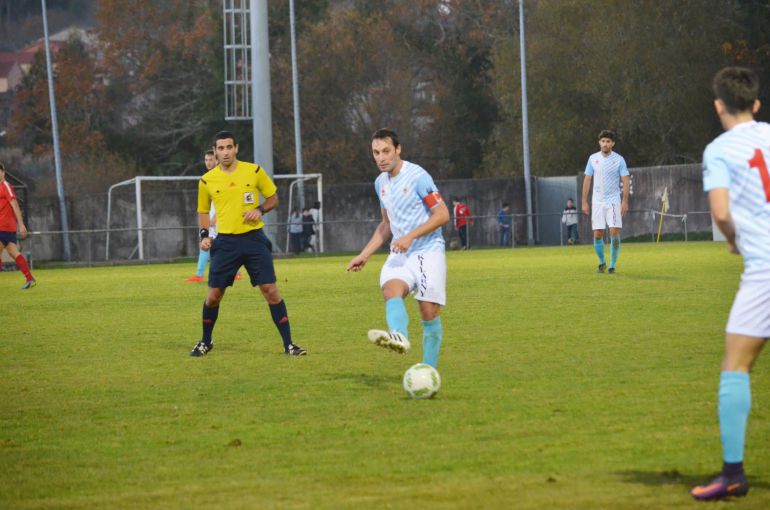 Julián, con el brazalete de capitán de la SD Compostela, en el partido contra el Negreira Julián, con el brazalete de capitán de la SD Compostela, en el partido contra el Negreira