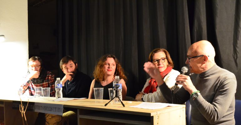 La autora Desirée Amaro, en el centro, durante la presentación de su obra. La autora Desirée Amaro, en el centro, durante la presentación de su obra.