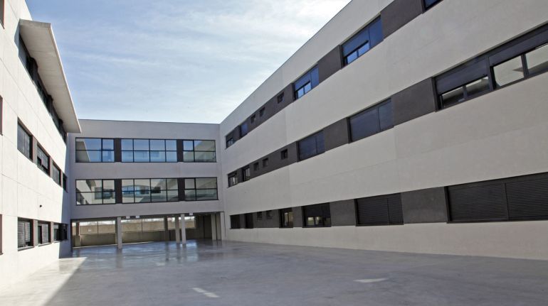 Cifuentes multa con mil euros al director del colegio homófobo de Alcorcón Cifuentes multa con mil euros al director del colegio homófobo de Alcorcón