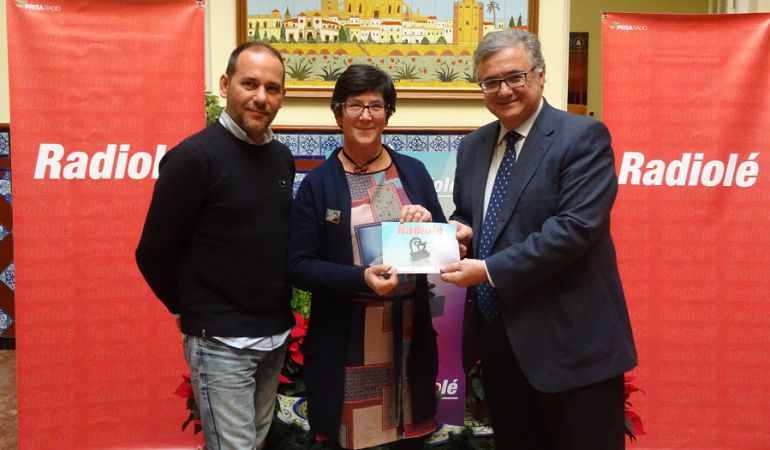Desde la izquierda, Carlos Oliveros -coordinador de las emisoras musicales en Andalucía-, Aída Hernández - Codirectora y psicólga del Centro Santa Ángela de la Cruz, APASCIDE Sevilla - y Antonio Yélamo-director de Radio Sevilla y Cadena SER Andalucía Desde la izquierda, Carlos Oliveros -coordinador de las emisoras musicales en Andalucía-, Aída Hernández - Codirectora y psicólga del Centro Santa Ángela de la Cruz, APASCIDE Sevilla - y Antonio Yélamo-director de Radio Sevilla y Cadena SER Andalucía