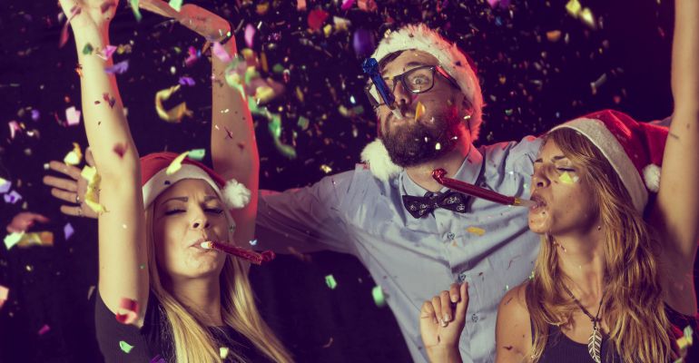 Tres jóvenes celebran la llegada del año nuevo en un cotillón. Tres jóvenes celebran la llegada del año nuevo en un cotillón.