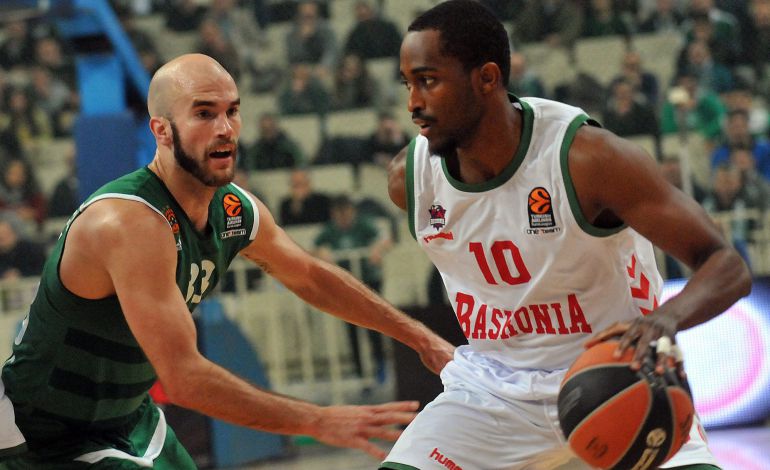 Beaubois, que no estuvo acertado en la última jugada, trata de penetrar ante la defensa de Calathes. Beaubois, que no estuvo acertado en la última jugada, trata de penetrar ante la defensa de Calathes.
