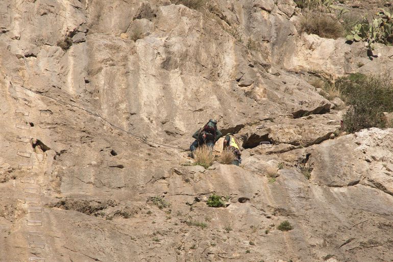 Miembros de los equipos de rescate en el lugar donde ha fallecido una joven tras caer desde una altura considerable, cuando estaba haciendo escalada en el paraje conocido como Tajo de los Vados, en Vélez Benaudalla (Granada) Miembros de los equipos de rescate en el lugar donde ha fallecido una joven tras caer desde una altura considerable, cuando estaba haciendo escalada en el paraje conocido como Tajo de los Vados, en Vélez Benaudalla (Granada)
