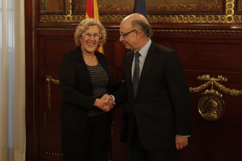 La alcaldesa de Madrid, Manuela Carmena, y el ministro de Hacienda, Cristóbal Montoro, antes de la reunión mantenida el 21 de noviembre de 2016 para abordar el incumplimiento por parte del Ayuntamiento del techo de gasto establecido en la Ley de Estabilidad Presupuestaria. La alcaldesa de Madrid, Manuela Carmena, y el ministro de Hacienda, Cristóbal Montoro, antes de la reunión mantenida el 21 de noviembre de 2016 para abordar el incumplimiento por parte del Ayuntamiento del techo de gasto establecido en la Ley de Estabilidad Presupuestaria.