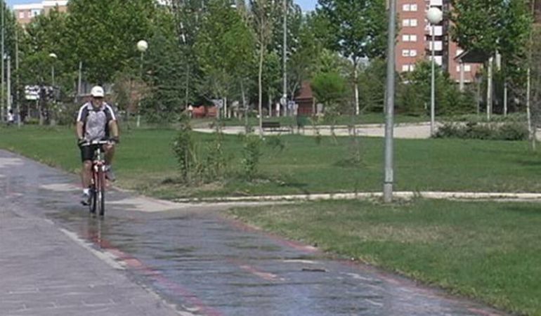El carril bici ya se extiende por gran parte de la ciudad y ahora se quiere ampliar sobre acera. El carril bici ya se extiende por gran parte de la ciudad y ahora se quiere ampliar sobre acera.