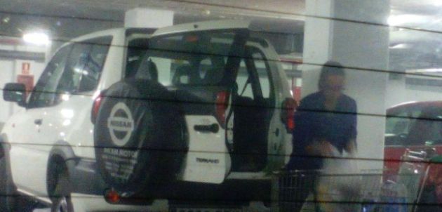 La concejala de Obras de Torrox (PP) usando el 4x4 municipal para hacer la compra en el supermercado en julio de 2015 La concejala de Obras de Torrox (PP) usando el 4x4 municipal para hacer la compra en el supermercado en julio de 2015