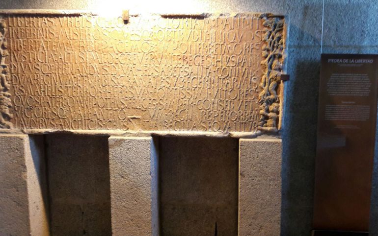 Piedra de la Libertad y la nueva traducción a su lado Piedra de la Libertad y la nueva traducción a su lado