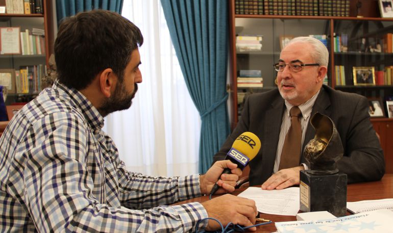 José Luis Mendoza siendo entrevistado por el periodista de la SER José Antonio Vera José Luis Mendoza siendo entrevistado por el periodista de la SER José Antonio Vera