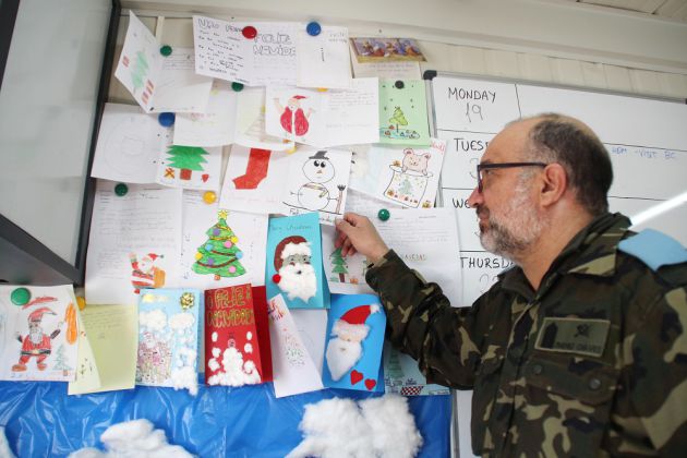 Militar en Líbano muestra las tarjetas navideñas enviadas por escolares cordobeses Militar en Líbano muestra las tarjetas navideñas enviadas por escolares cordobeses