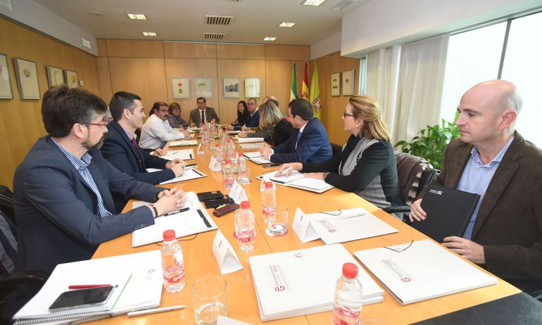 Reunión mantenida por los responsables de empleo de las diputaciones andaluzas el pasado 15 de diciembre en Granada Reunión mantenida por los responsables de empleo de las diputaciones andaluzas el pasado 15 de diciembre en Granada