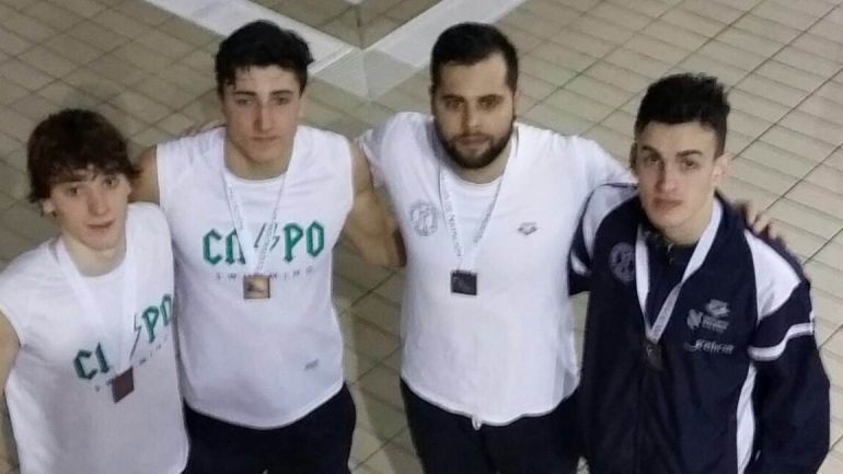 Nadadores y entrenador del Club Natación Pabellón Ourense, en el campeonato gallego absoluto en Pontevedra Nadadores y entrenador del Club Natación Pabellón Ourense, en el campeonato gallego absoluto en Pontevedra