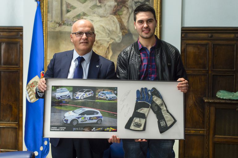 O presidente da Deputación de Ourense, Manuel Baltar, con Javier Pardo, campión de España de rally de terra, no Pazo Provincial. Javier Pardo, natural de Allariz, con tan só 20 anos, ten ás súas costas o título nacional O presidente da Deputación de Ourense, Manuel Baltar, con Javier Pardo, campión de España de rally de terra, no Pazo Provincial. Javier Pardo, natural de Allariz, con tan só 20 anos, ten ás súas costas o título nacional