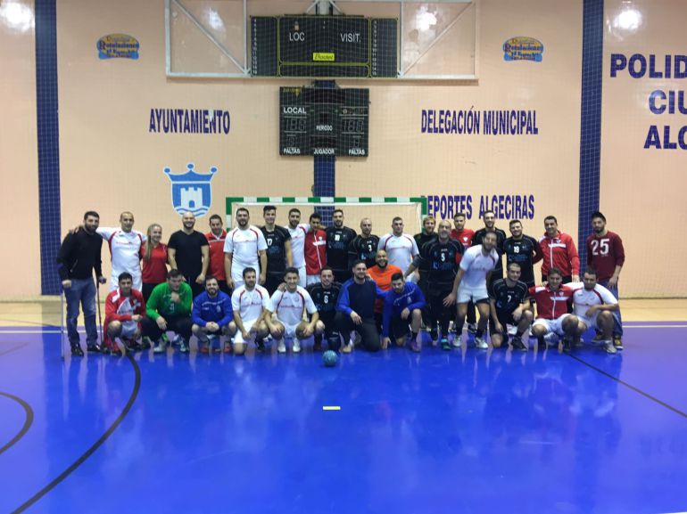 Foto de familia de ambos equipos. Foto de familia de ambos equipos.